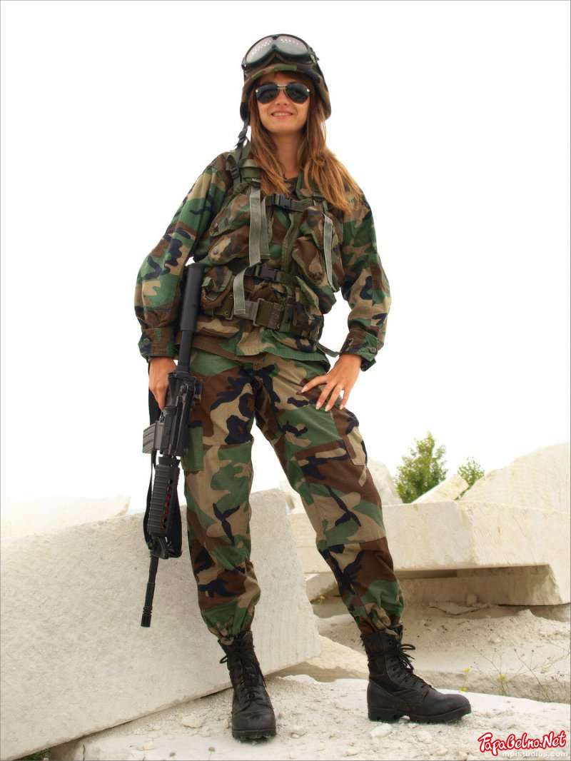 Женчины в военной форме показывают пизду