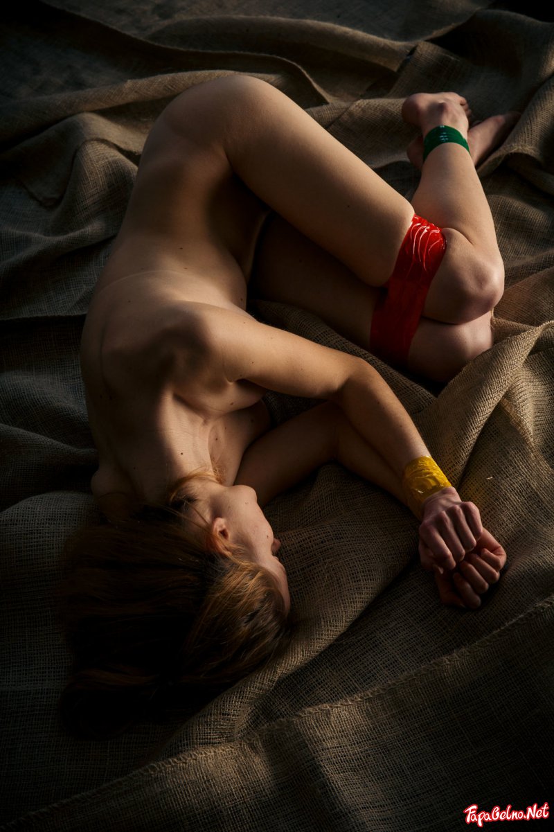 Связанная скотчем голая девушка. Фото